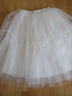 NWT WOMENS WHITE TULLE TUTU PETTICOAT DANCE KNEE LENGTH UNDERSKIRT SIZE MEDIUM
